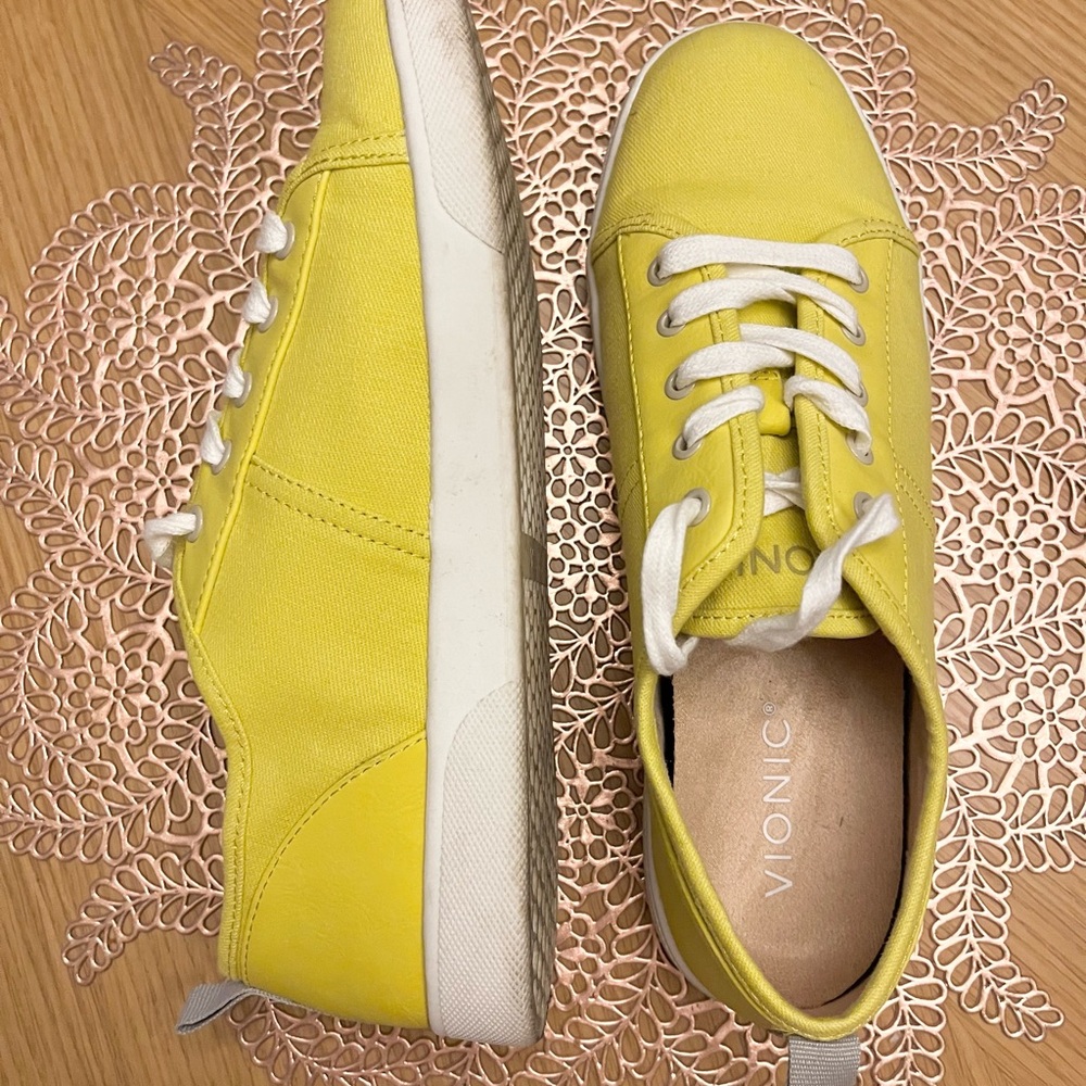 Cute yellow Vionic sneakers size 8 new in box